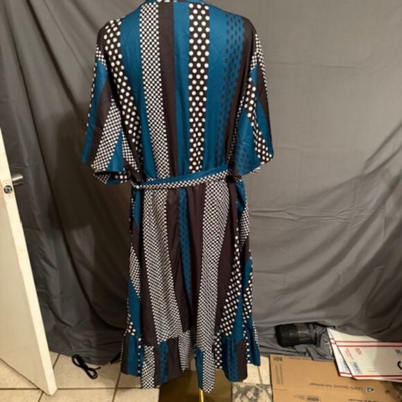 NWT BLOOMCHIC Dress Size 22-24(3X) - Picture 2 of 3